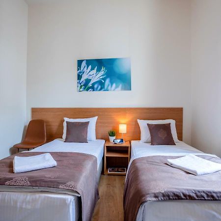 Booking En Suite Belgrad Exteriör bild