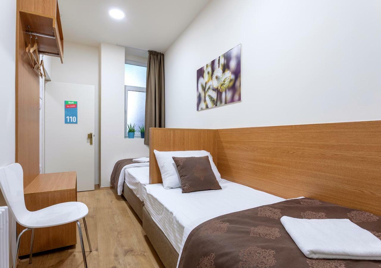 Booking En Suite Belgrad Exteriör bild