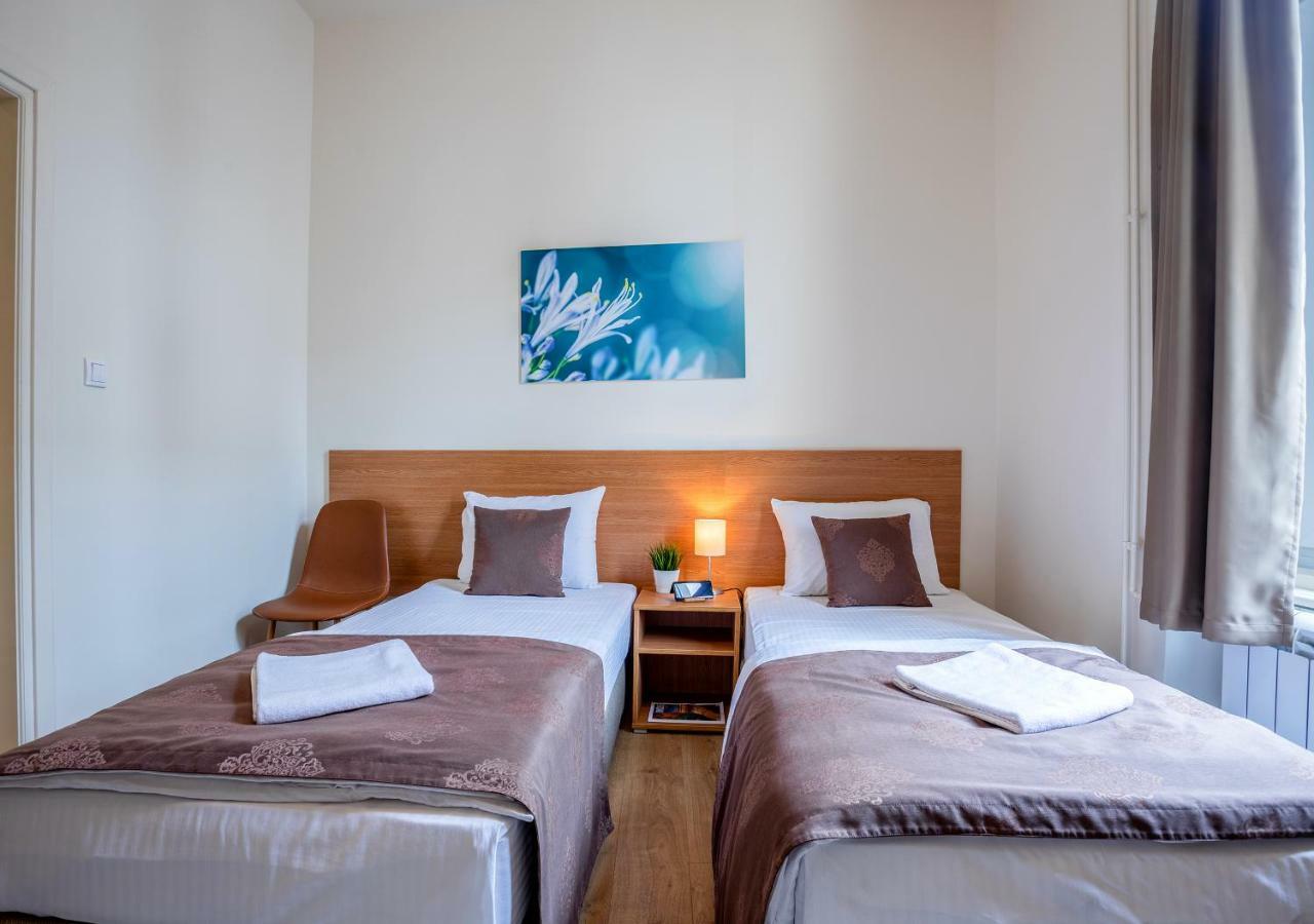 Booking En Suite Belgrad Exteriör bild