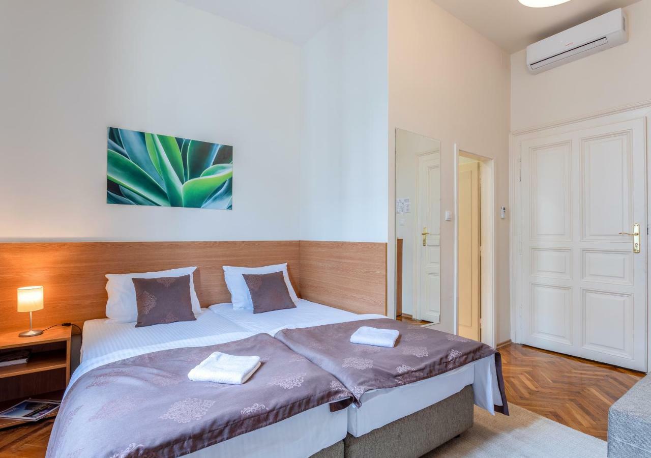 Booking En Suite Belgrad Exteriör bild