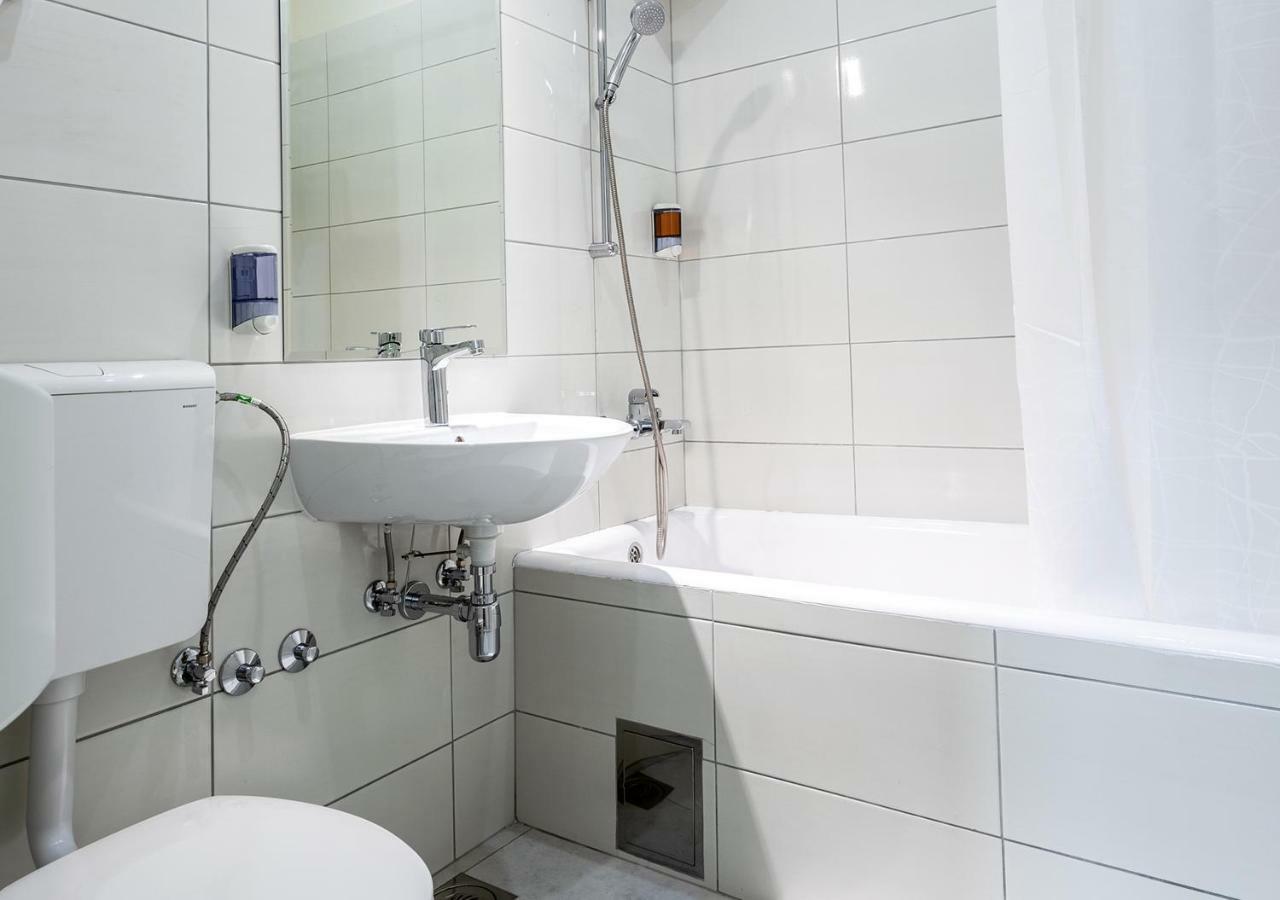 Booking En Suite Belgrad Exteriör bild