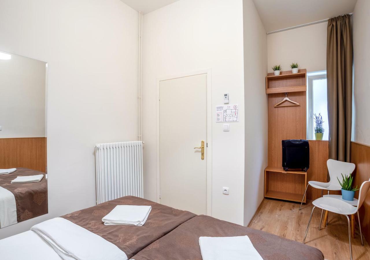 Booking En Suite Belgrad Exteriör bild