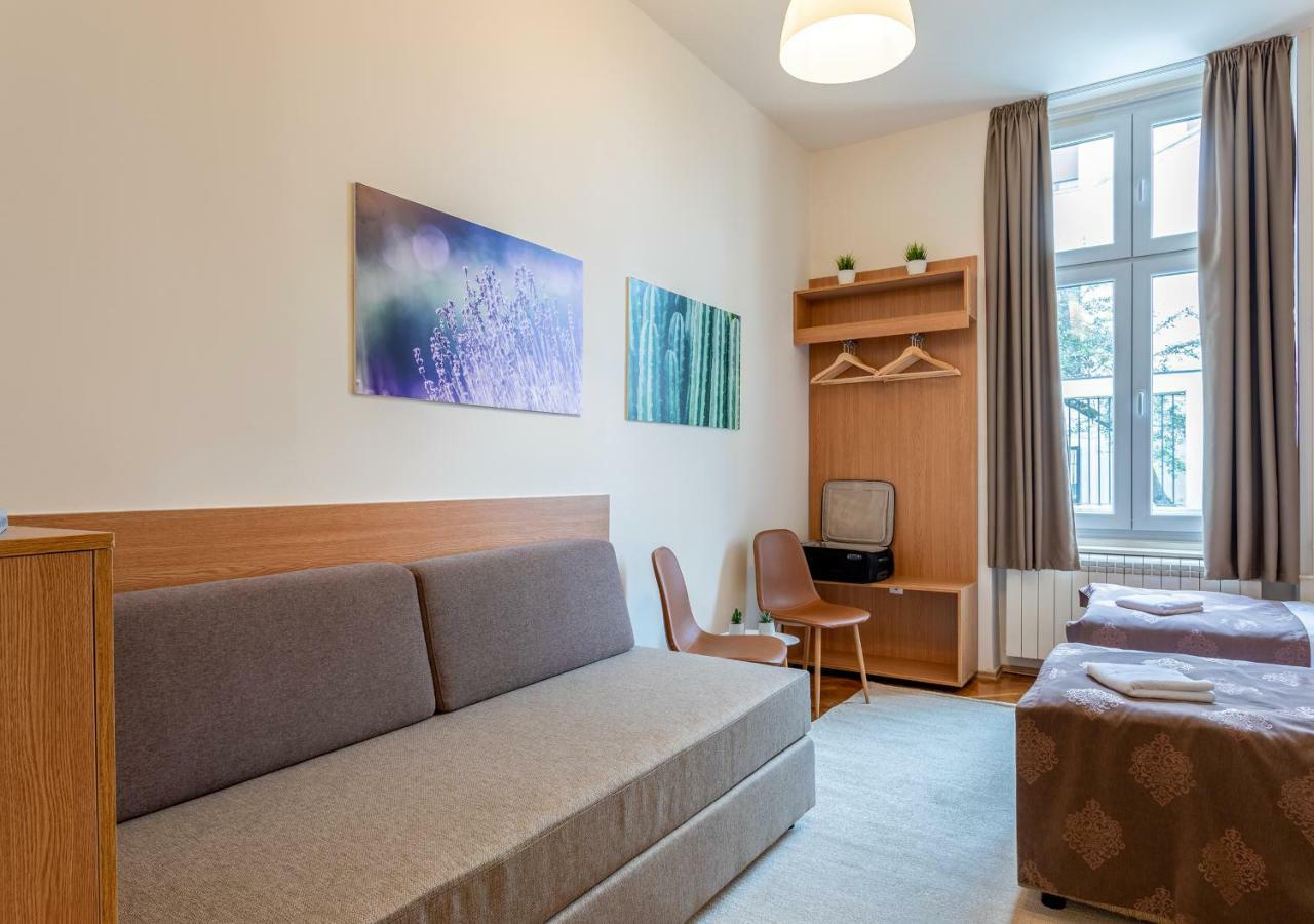 Booking En Suite Belgrad Exteriör bild